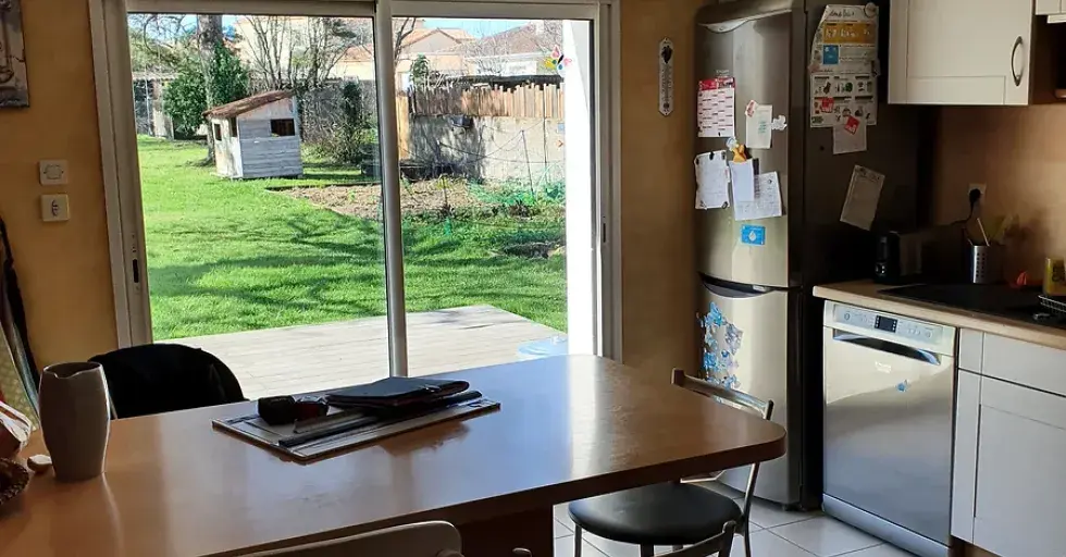 Vue de la cuisine avec baie vitrée avant rénovation reze