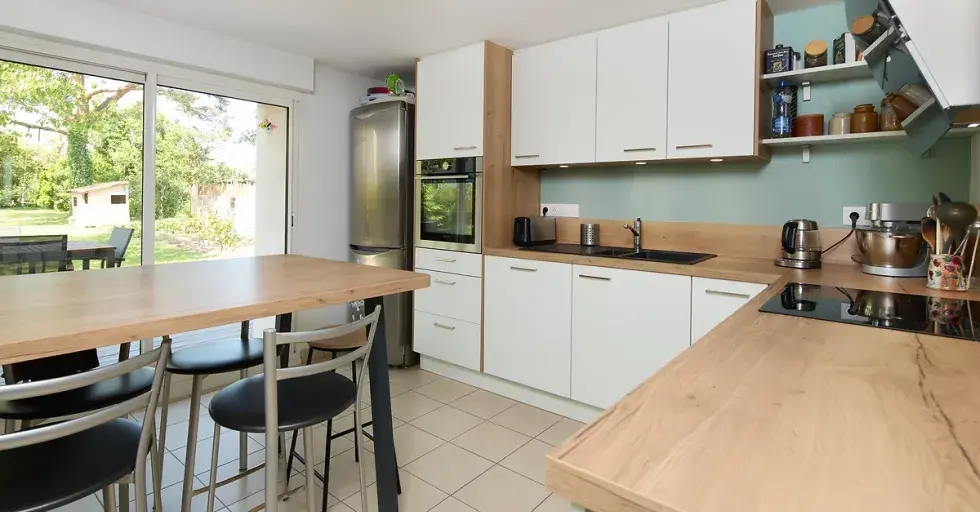 Rénovation intérieure : création d'une cuisine en L avec plan de travail stratifié  reze