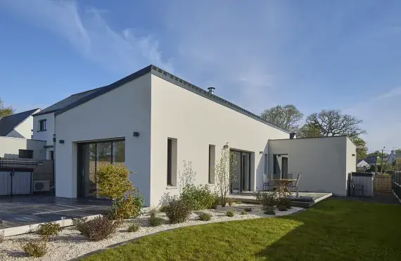 vue exterieure maison brique sur-mesure toit mono pente toit plat asserac
