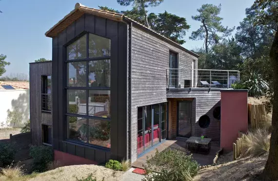 vue-ensemble-maison-ossature-bardage-bois-toit-terrasse-saint-michel-chef-chef