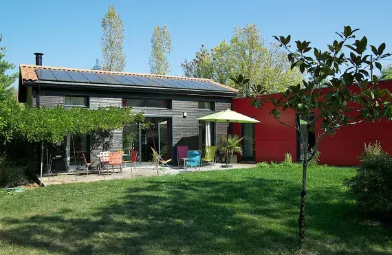 vue-ensemble-maison-bois-sur-mesure-panneaux-solaires-bouguenais