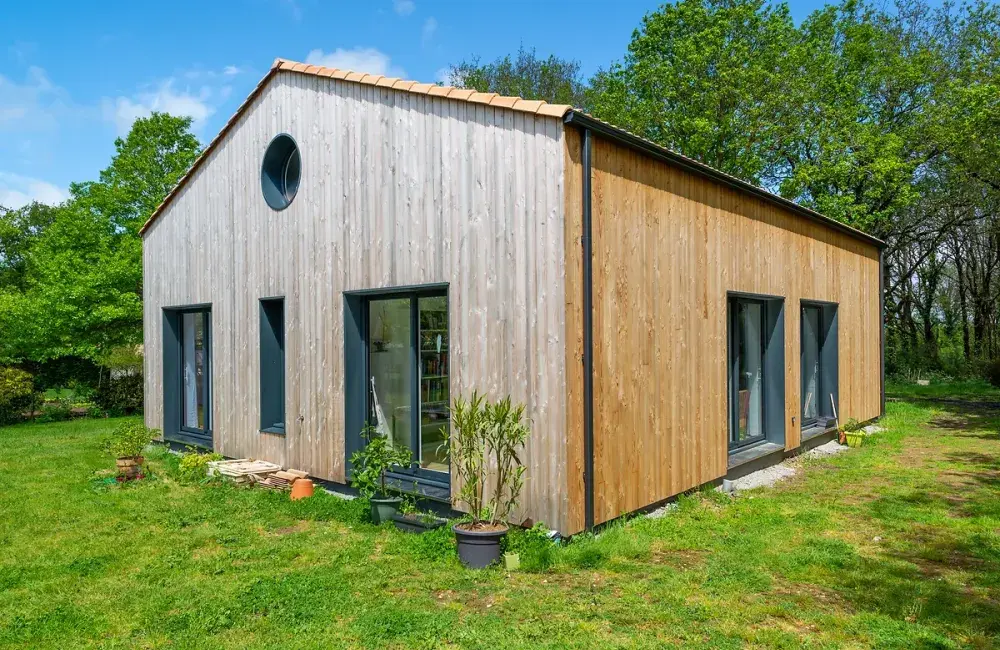 vue-exterieure-cote-maison-sur-mesure-bois-fenetre-hublot-pornic