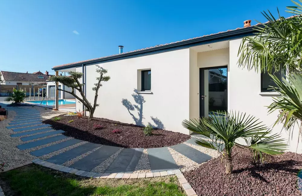 vue-entree-maison-individuelle-plain-pied-briques-pornic