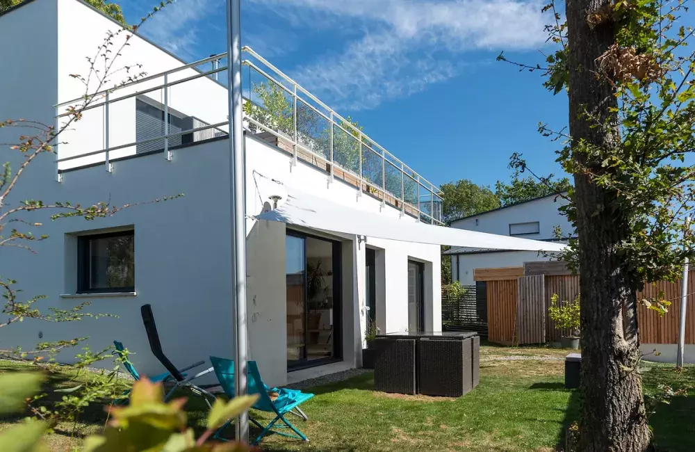 vue-jardin-maison-individuelle-briques-labellisee-e3c1-terrasse-etage-la-bernerie-en-retz