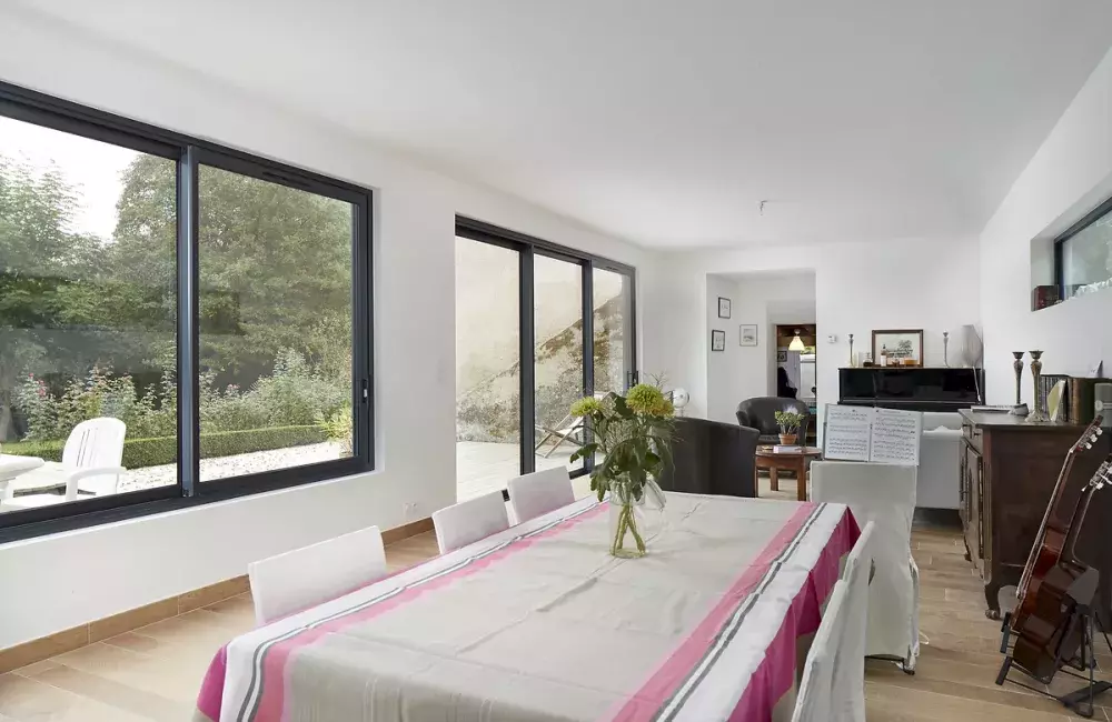 vue-espace-de-vie-ouvert-exterieur-grandes-baies-suce-sur-erdre
