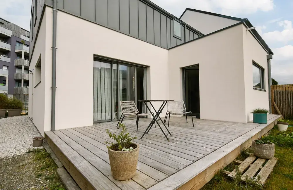 vue terrasse maison sur mesure bois enduit saint nazaire