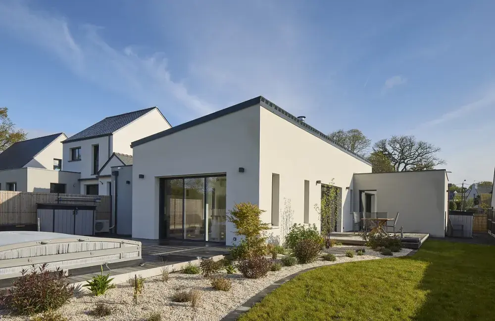 vue exterieure maison brique sur-mesure toit mono pente toit plat asserac