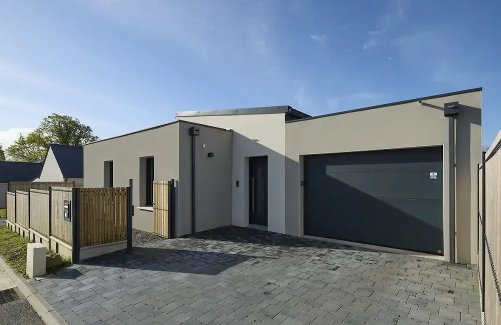 vue exterieure avant maison sur-mesure brique enduit bi-couleur asserac