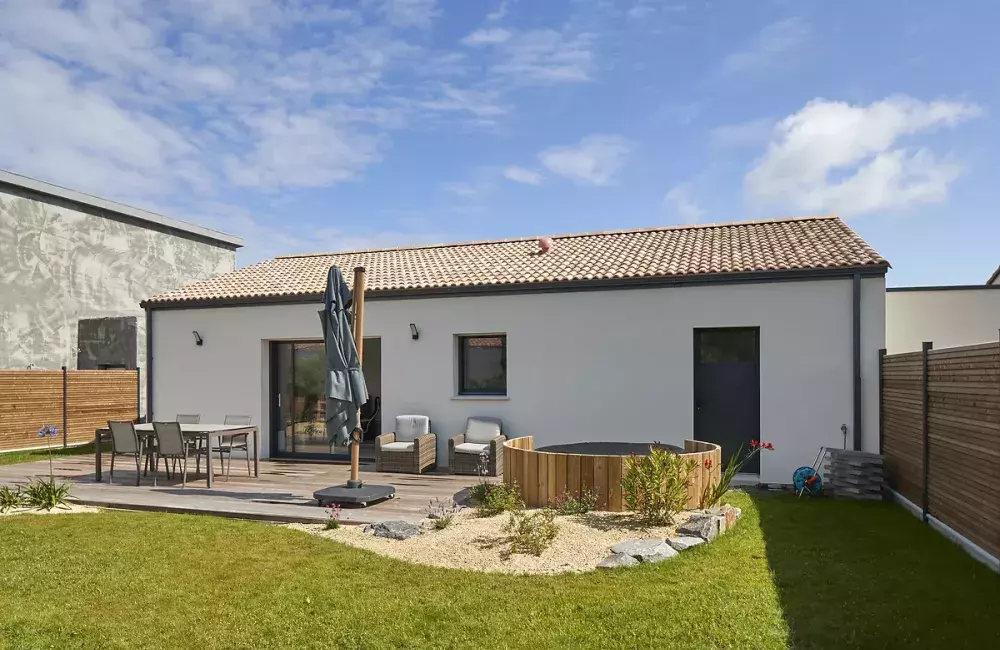 vue-ensemble-maison-initiale-maconnee-terrasse-bois-prefailles