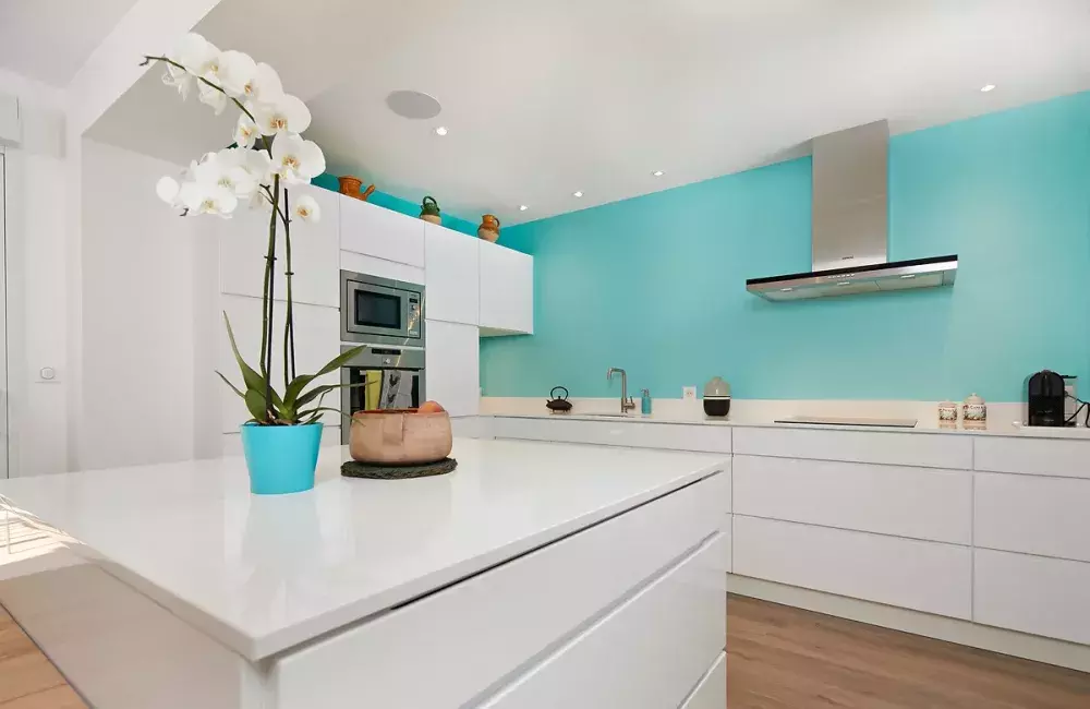 renovation-interieure-maison-cuisine-ouverte-ilot-central-pan-mur-couleur-vive-nantes