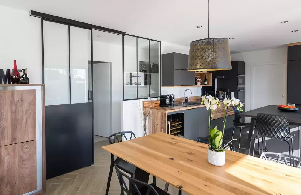 verrière-atelier-coulissante-delimite-les-espaces