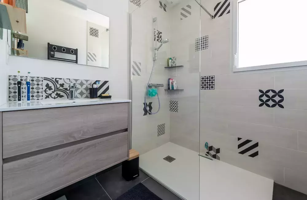 salle-eau-douche-italienne-maison-sur-mesure-maconnee-chauve