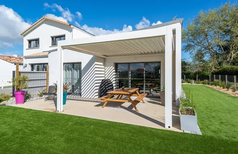 vue-terrasse-pergola-bioclimatique-maison-sur-mesure-mixte-la-bernerie-en-retz