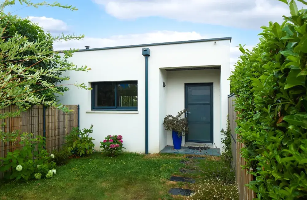 vue entrée exterieure maison sur mesure brique orvault