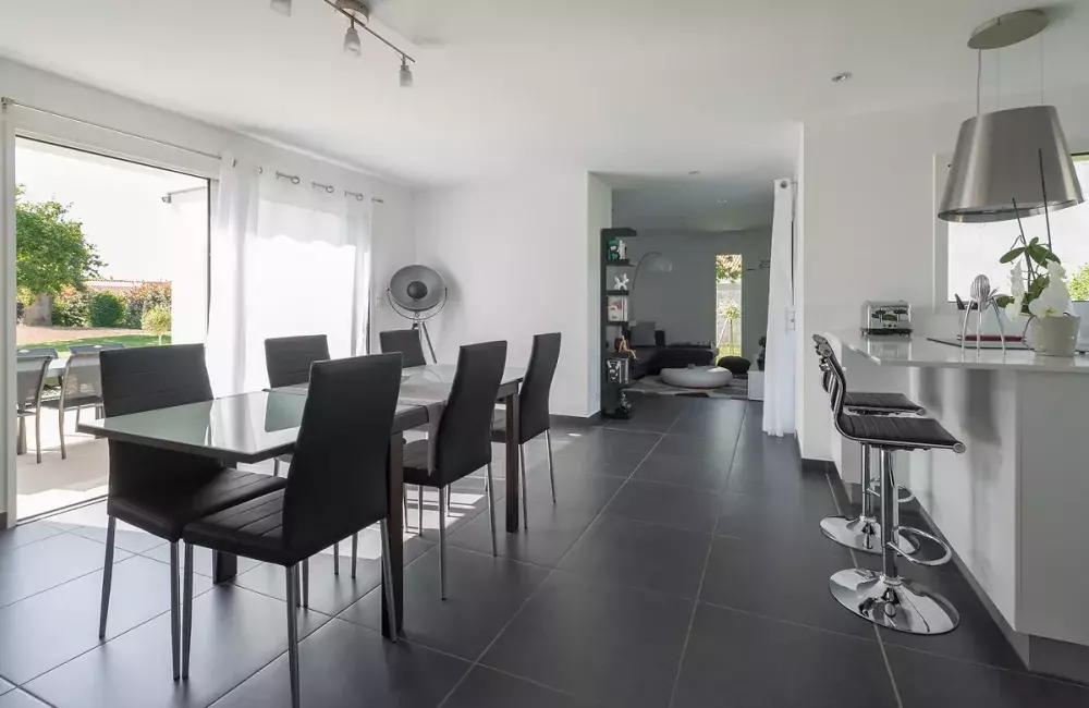 salle-manger-cuisine-ouverte-saint-hilaire-de-chaleons