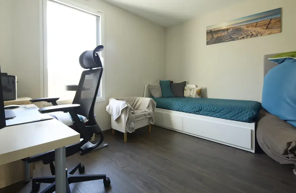 chambre avec sol stratifie maison sur-mesure brique asserac