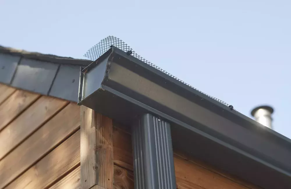 detail-gouttiere-zinc-maison-ossature-bardage-bois-toiture-ardoise-mesquer