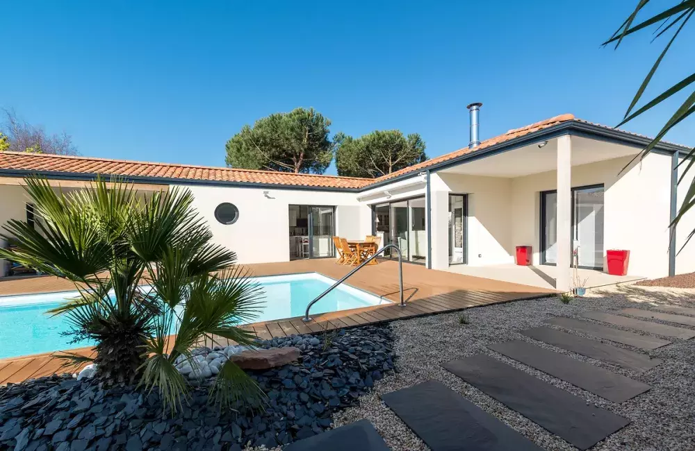 maison-individuelle-plain-pied-briques-piscine-pornic