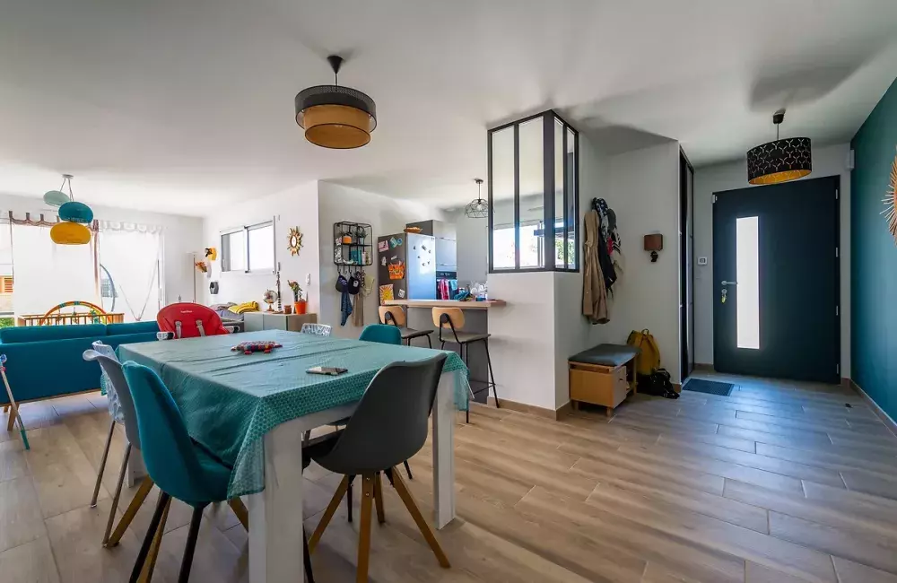 sejour-cuisine-ouverte-maison-sur-mesure-chauve