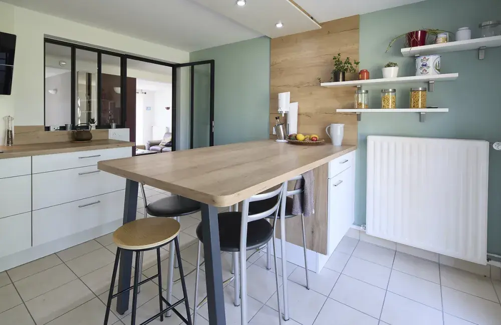 Rénovation intérieure : création d'une cuisine en L avec plan de travail stratifié et verrière atelier reze
