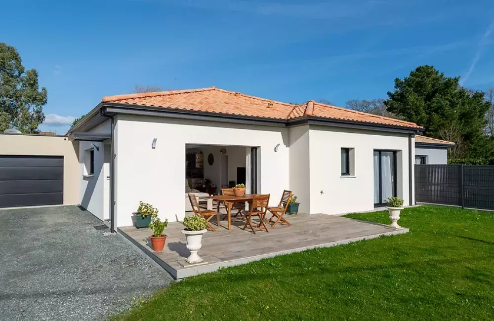vue-jardin-maison-sur-mesure-brique-terrasse-saint-brevin-les-pins