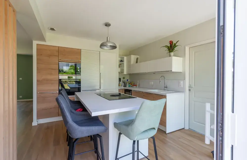 renovation-interieure-maison-cuisine-ilot-cuisson-central-saint-herblain