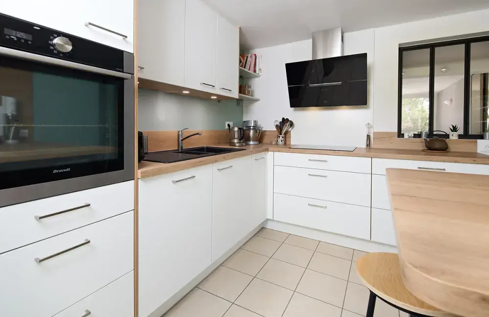 Rénovation intérieure : création d'une cuisine en L avec plan de travail stratifié et verrière atelier reze