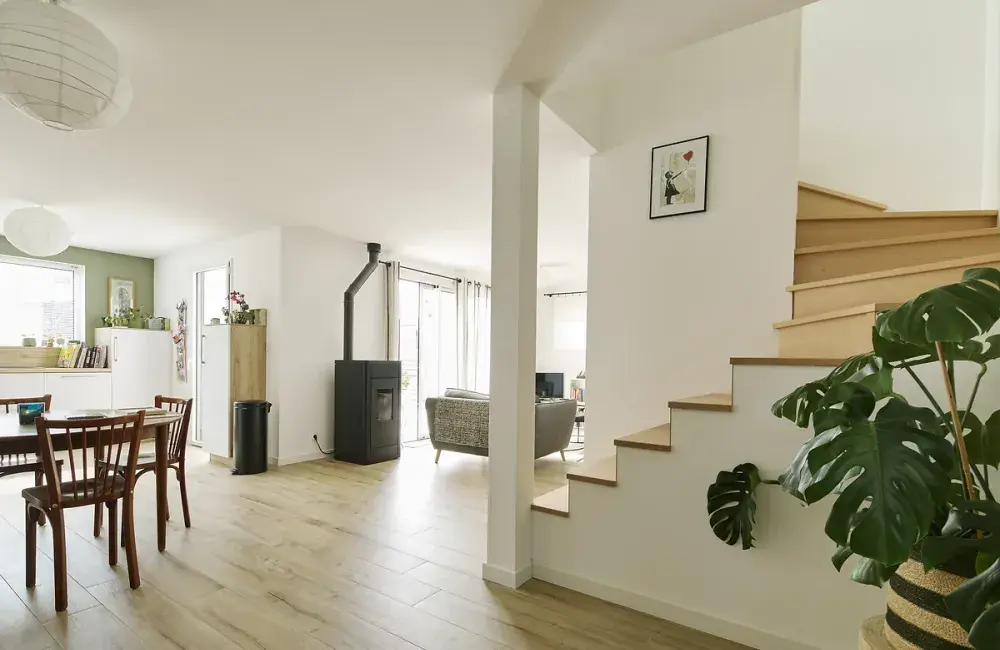 salon vue escalier maison sur mesure bois enduit saint nazaire