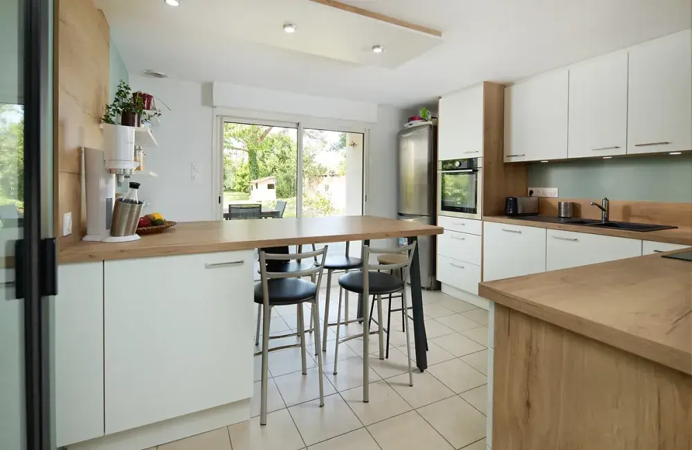 Rénovation intérieure : création d'une cuisine en L avec plan de travail stratifié reze