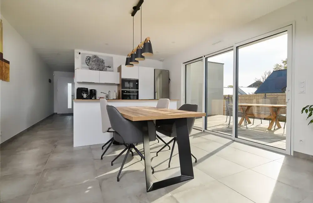 cuisine ouverte baie vitree 3 vantaux terrasse maison sur-mesure brique asserac