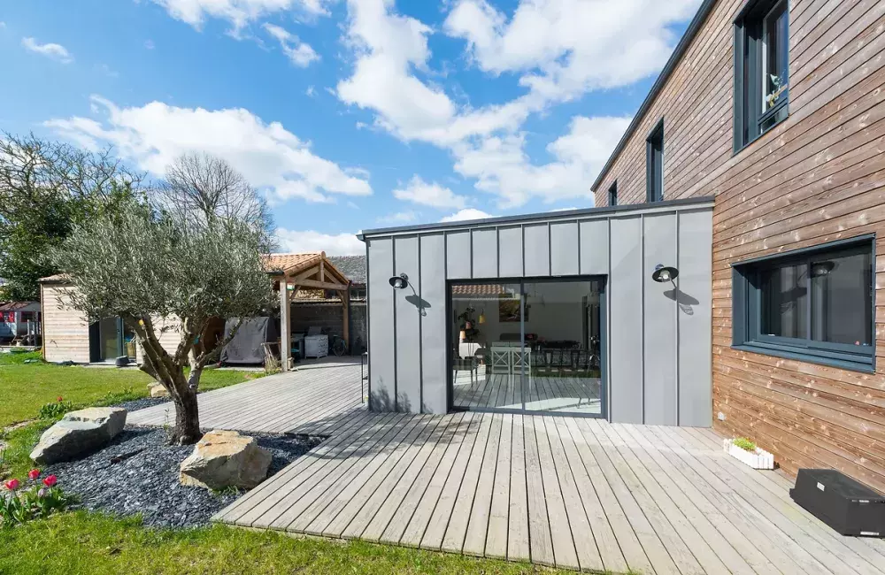 vue-cote-decroche-bardage-zinc-maison-ossature-bardage-bois-rouans