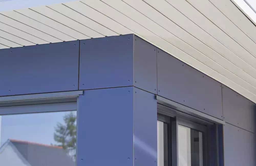 vue-detail-bardage-composite-debords-de-toit-extension-bois-saint-molf