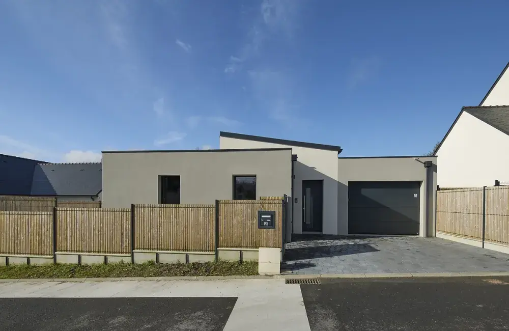 vue exterieure avant maison sur-mesure brique enduit bi-couleur asserac