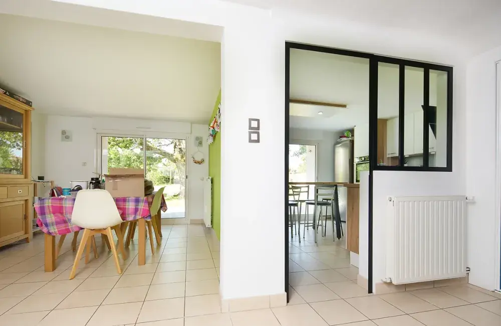 Rénovation intérieure vue du salon sur l'entrée de la cuisine avec la verrière atelie rezer