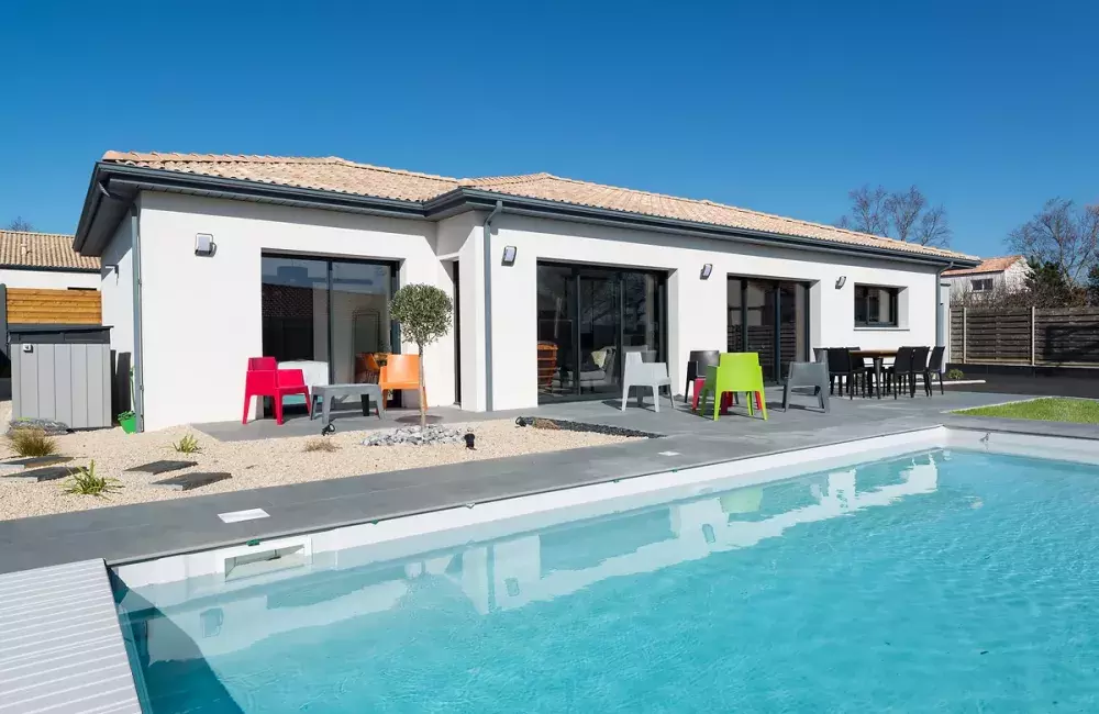 vue-ensemble-maison-traiditionnelle-plain-pied-terrasse-piscine-la-bernerie-en-retz