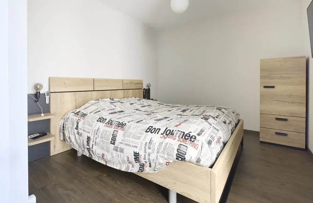 chambre avec sol stratifie maison sur-mesure brique asserac