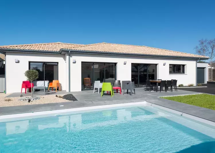 vue-ensemble-maison-traditionnelle-plain-pied-terrasse-piscine-la-bernerie-en-retz