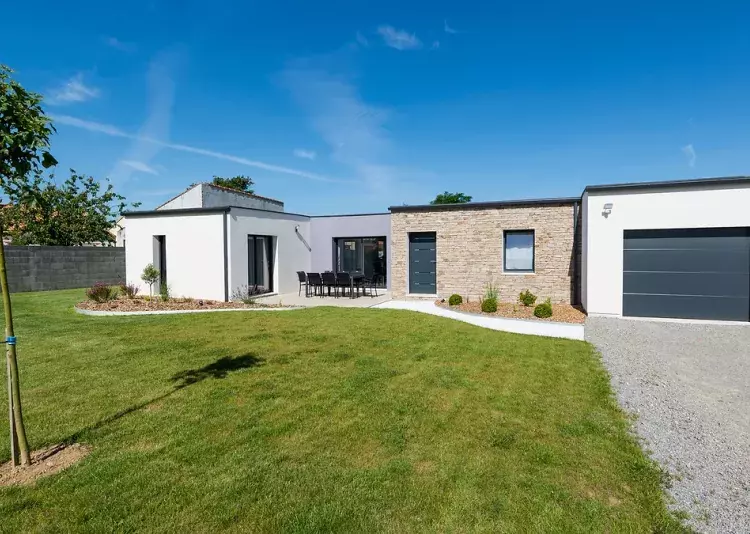 maison-initiale-plain-pied-briques-décrochés-parement-pierre-enduits-saint-hilaire-de-chaleons